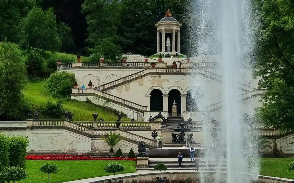 Ein hoher Springbrunnen unter dem Terrassengarten und Tempel bei Linderhof