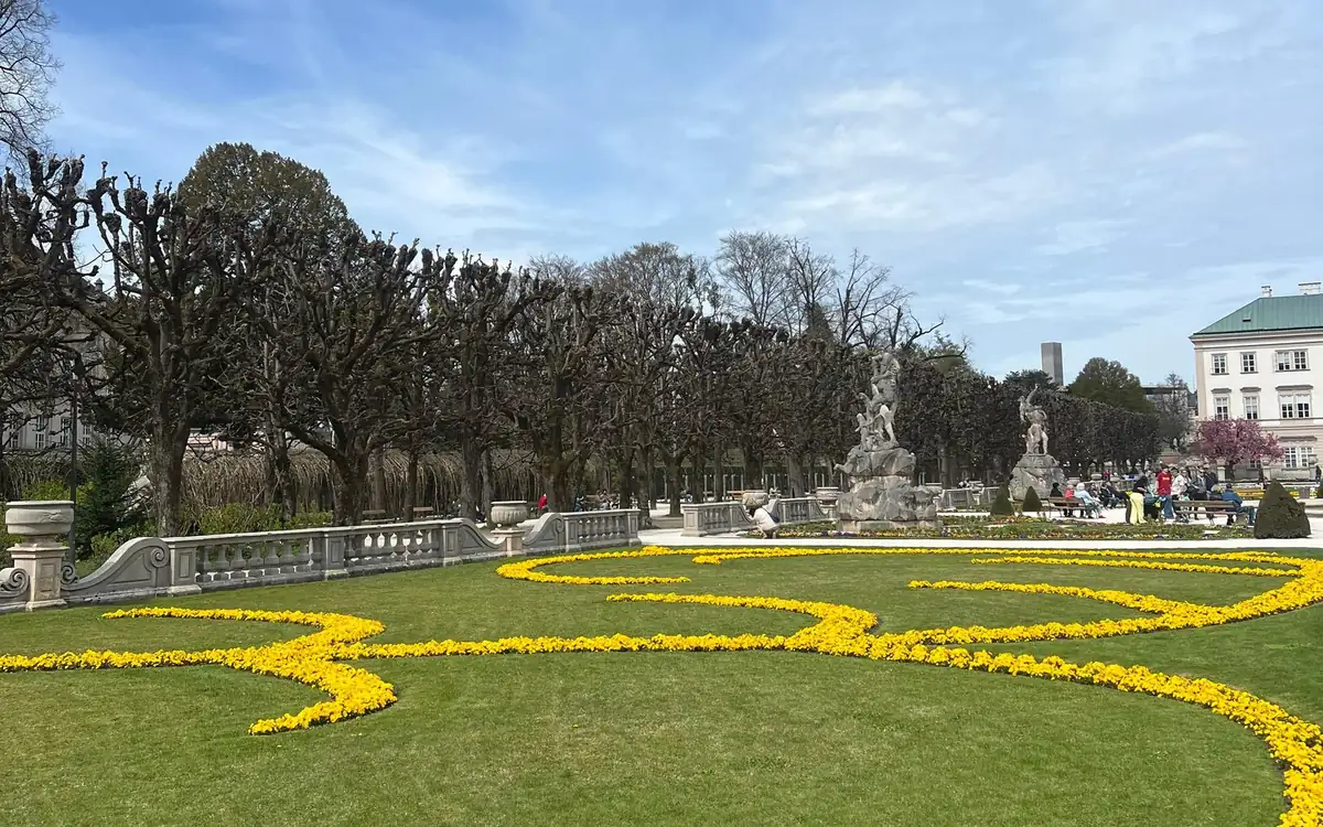 Formale Blumenbeete und geschnittene Bäume im Mirabellgarten, Salzburg