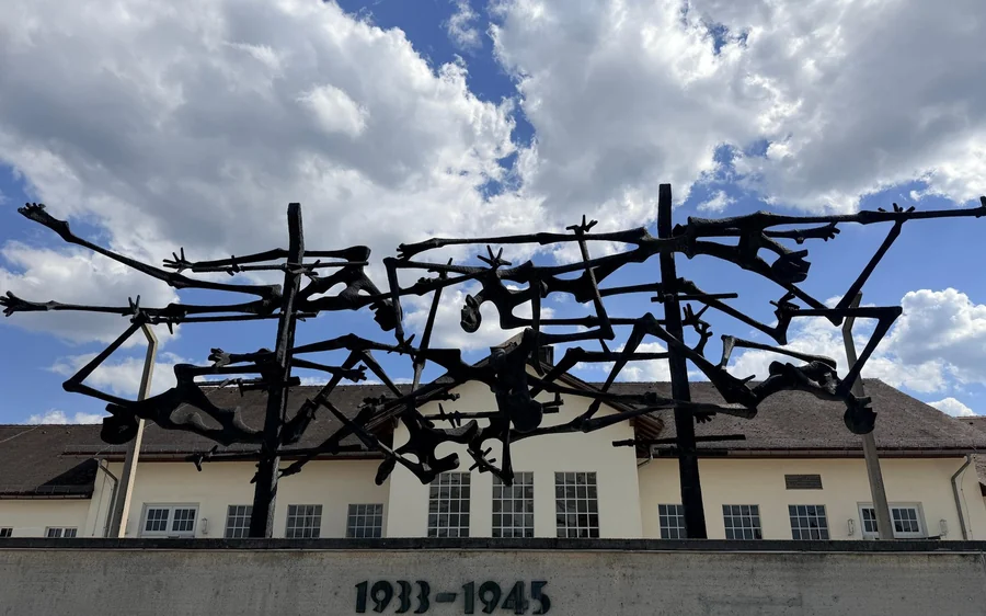 Die Mahnmal-Skulptur und die Jahreszahlen 1933 bis 1945 in der Gedenkstätte Dachau