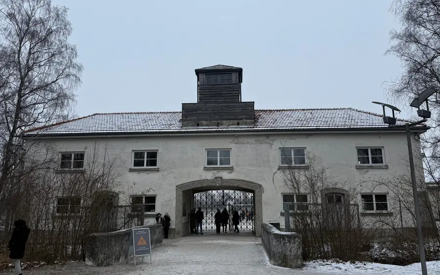 Das Torhaus mit seinem Eisentor in der Gedenkstätte Dachau