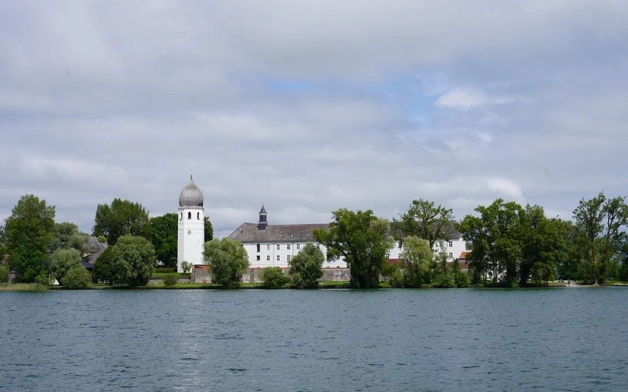 Ein Klosterglockenturm auf einer Insel, über den See hinweg gesehen