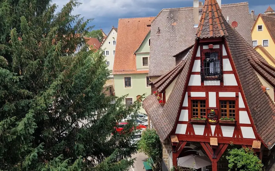 Ein rotes Fachwerkhaus mit steilem Giebel in Rothenburg