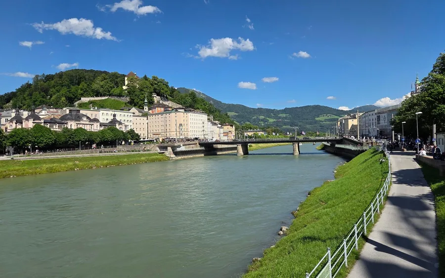 Salzburg Altstadt und der Festungsberg über dem Fluss