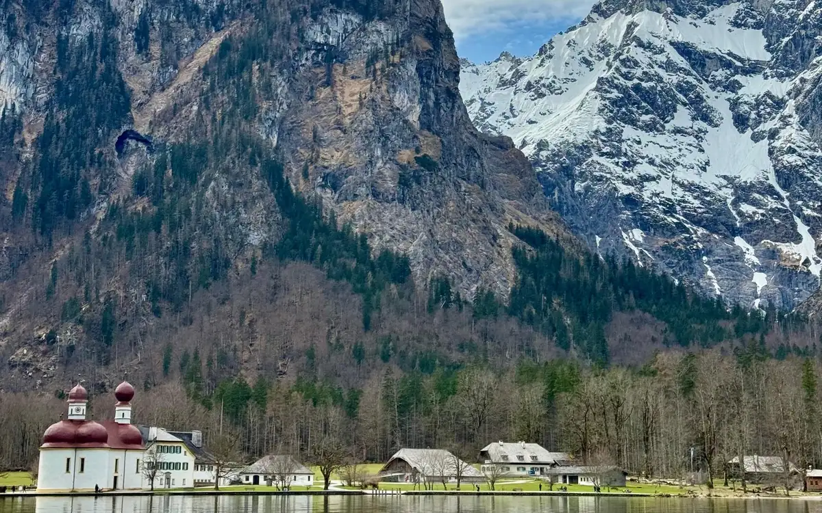 Die St.-Bartholomä-Kapelle am Ufer des Königssees unter steilen Bergen