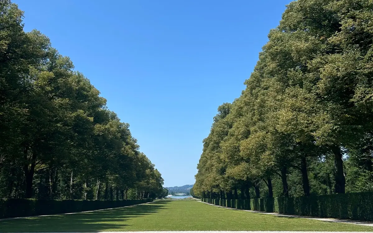 Eine lange Allee im Schlosspark von Herrenchiemsee